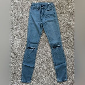 Unique color jeans with distressed knees‎